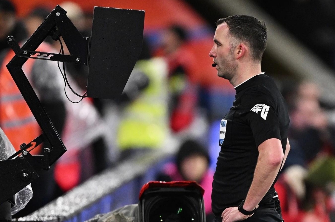 Facing Liverpool, Arsenal once again meets a &#39;nightmare&#39; referee