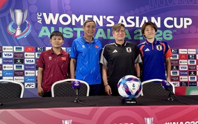 Does women's football need a foreign coach?