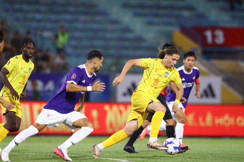 Cặp đôi Việt kiều của SLNA gây bất ngờ ở V-League 2026/27 - Ảnh 1.