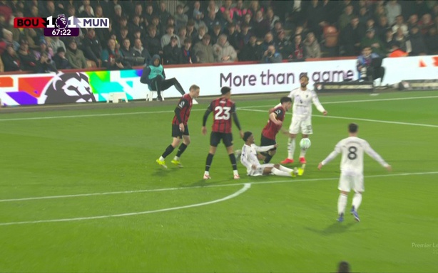 The most controversial incident in Manchester United's match: The referee 'forgot' to award a penalty and the quick equalizing goal