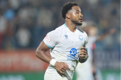 Xuân Son and Hoàng Đức both 'scored' on the day Coach Kim Sang Sik attended the match.