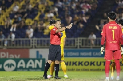 V.League invites foreign FIFA referees from Malaysia to officiate the most intense match round.