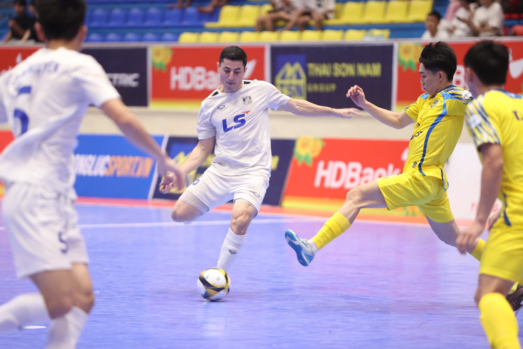 Tin nóng bóng đá Việt hôm nay 26/5: Đối thủ của U17 Việt Nam thay HLV; Thái Sơn Bắc lên nhì bảng  - Ảnh 3.