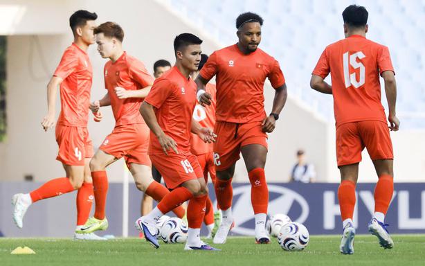 The Vietnam national team trained at My Dinh Stadium, completing an important test before facing Singapore.