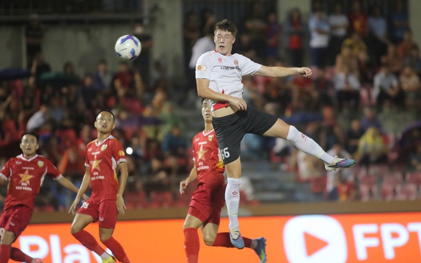 Vietnamese-origin striker 'saves the seat' of coach Lê Huỳnh Đức
