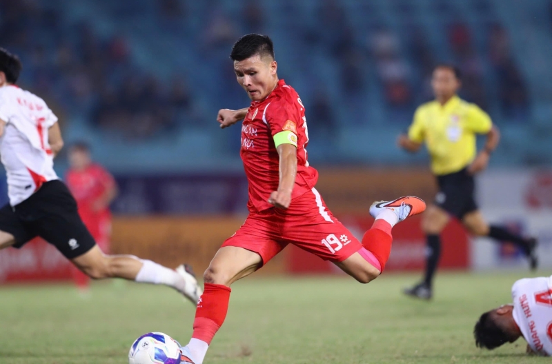 Quang Hải brings good news to Coach Kim Sang Sik, pleased with CAHN's victory