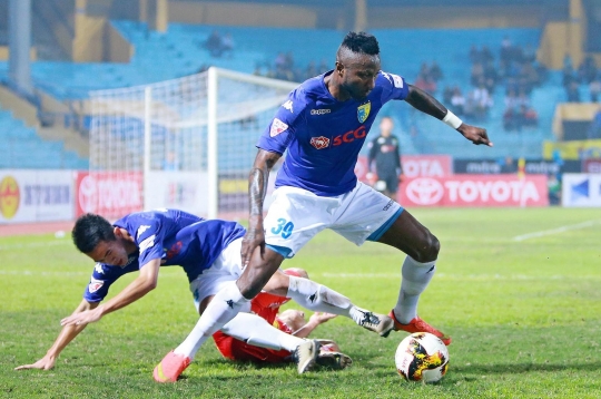 Naturalized striker with over 200 goals unexpectedly joins relegated team