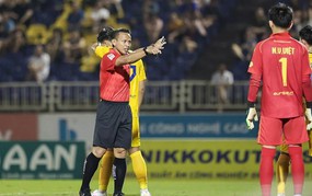 Vietnam football hot news today, April 24: Foreign referees appear in round 20 of V-League; Malaysia U17 determined to defeat Vietnam U17.