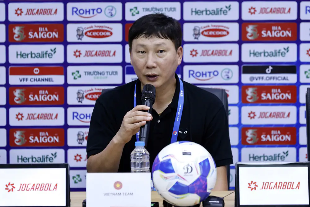HLV Kim Sang Sik: 'Chiến thắng trước Indonesia khiến mọi thứ trở nên tươi sáng' - Ảnh 1. HLV Kim Sang Sik: 'Chiến thắng trước Indonesia khiến mọi thứ trở nên tươi sáng' - Ảnh 1.