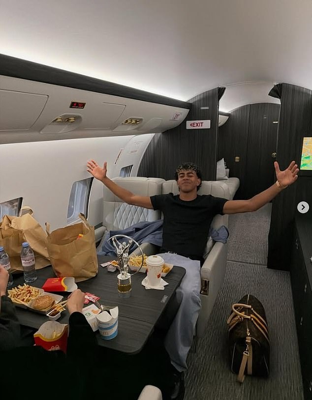 Yamal bị chê 'thiếu chuyên nghiệp' khi gây tranh cãi sau một... bữa ăn nhanh - Ảnh 1.