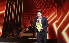 Dinh Bac moved to receive the Young Sports Face of the Year award at the Contribution Awards