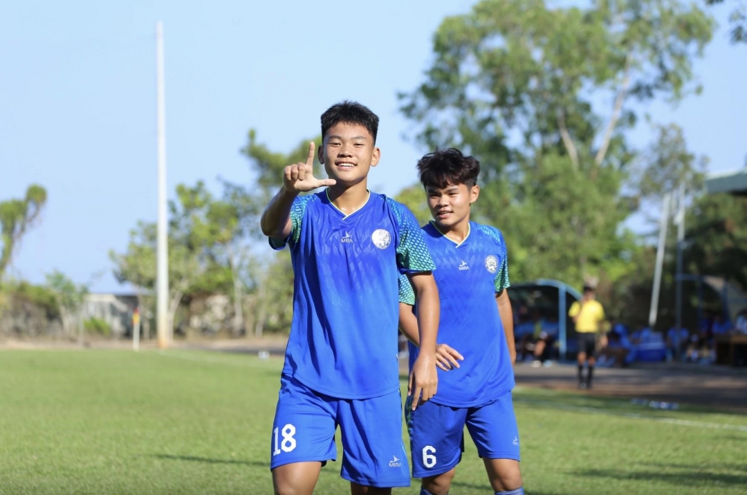 Quang Hải&#39;s son scores, securing a narrow victory for his team