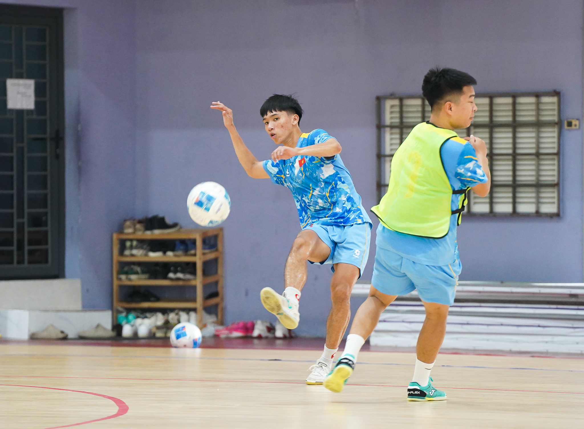 HLV Diego Giustozzi: 'Tôi muốn các cầu thủ trẻ dám mắc sai lầm để trưởng thành' - Ảnh 2. HLV Diego Giustozzi: 'Tôi muốn các cầu thủ trẻ dám mắc sai lầm để trưởng thành' - Ảnh 2.