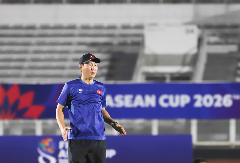HLV Kim Sang Sik: 'Càng khó khăn, đội tuyển Việt Nam càng phải đoàn kết' - Ảnh 1. HLV Kim Sang Sik: 'Càng khó khăn, đội tuyển Việt Nam càng phải đoàn kết' - Ảnh 1.
