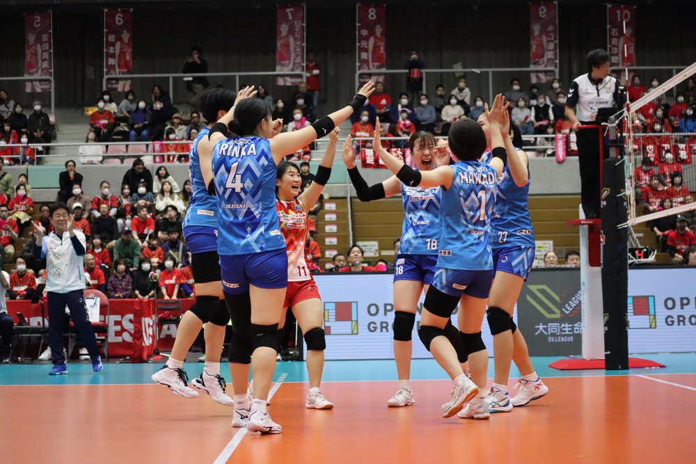 Bích Thủy (số 27) tiếp tục khẳng định đẳng cấp ở giải bóng chuyền VĐQG Nhật Bản mùa 2025-2026