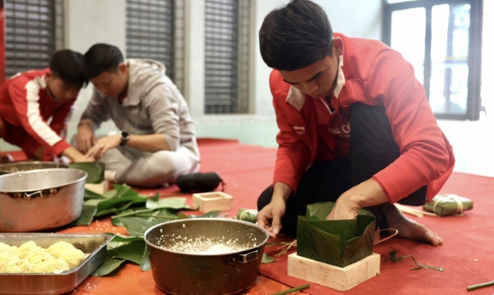 Đội trưởng U23 Việt Nam trổ tài gói bánh chưng cực khéo