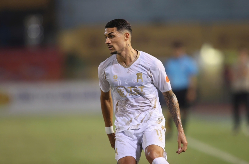 Đỗ Hoàng Hên signals to coach Kim Sang Sik