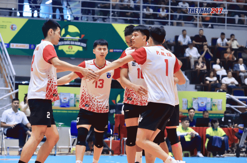 Live volleyball match between Thể Công Tân Cảng and Công an TPHCM at 8:00 PM today, October 13