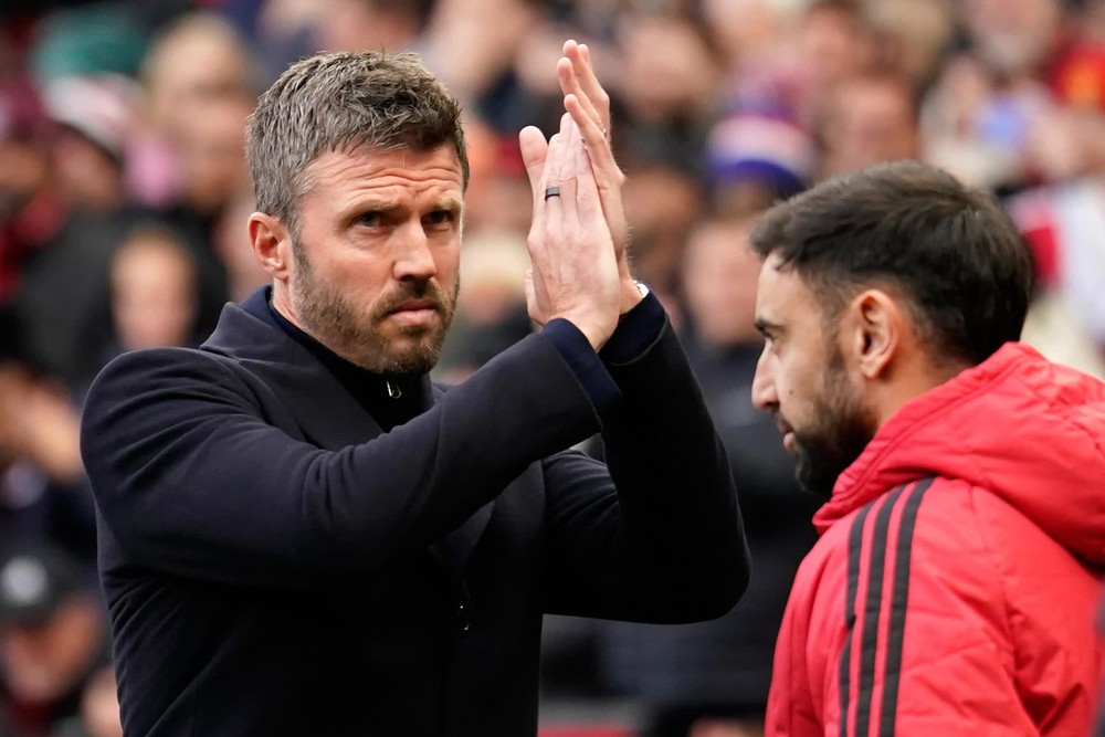 Carrick họp khẩn với Bruno Fernandes trước trận sinh tử gặp Chelsea - Ảnh 1. Carrick họp khẩn với Bruno Fernandes trước trận sinh tử gặp Chelsea - Ảnh 1.