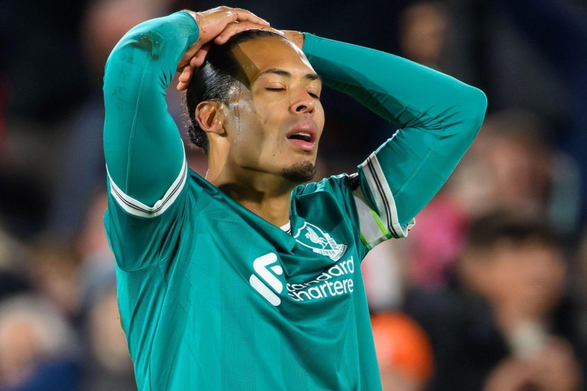 Van Dijk và Liverpool đang có màn trình diễn thảm họa - Ảnh: Alamy