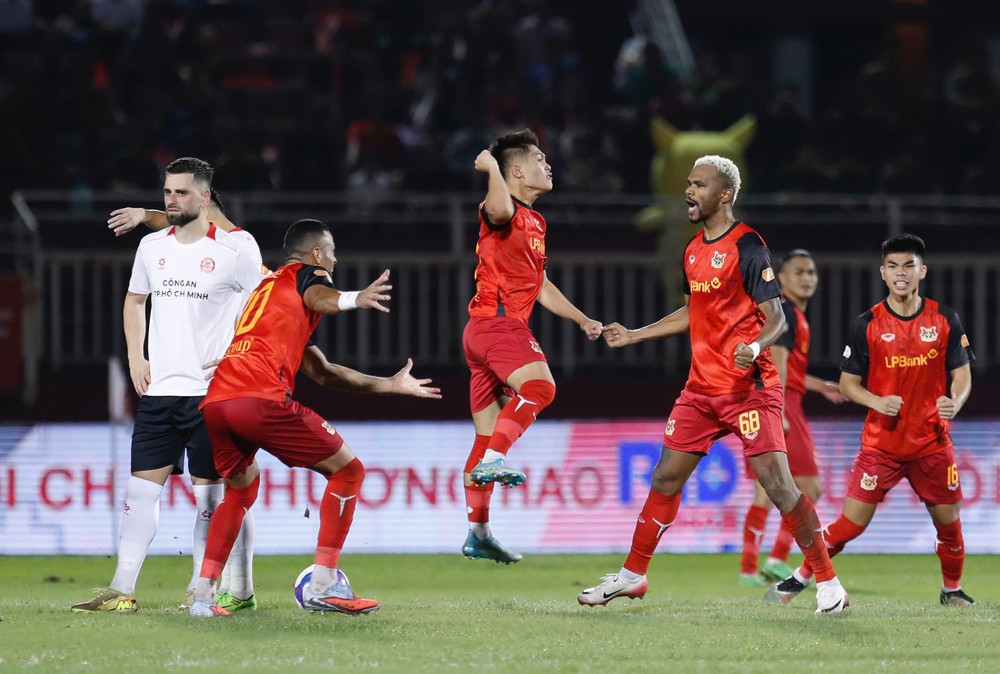 Ninh Bình đánh bại chủ nhà Công An TPHCM 4-3 ở vòng 11 V-League. Ảnh: Hoàng Linh