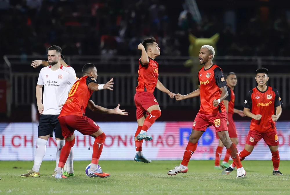Ninh Bình đang sở hữu 48 điểm, nhiều hơn Hà Nội FC 3 điểm. Với lợi thế đó, thầy trò HLV Chu Đình Nghiêm chỉ cần giành thêm một điểm trong cuộc tiếp đón Hà Tĩnh ở vòng đấu cuối cùng là đủ để chắc chắn kết thúc mùa giải với tấm huy chương đồng. Ảnh: Hoàng Linh