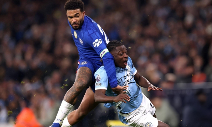 Mất điểm trước Chelsea, Man City gặp khó trong cuộc đua vô địch