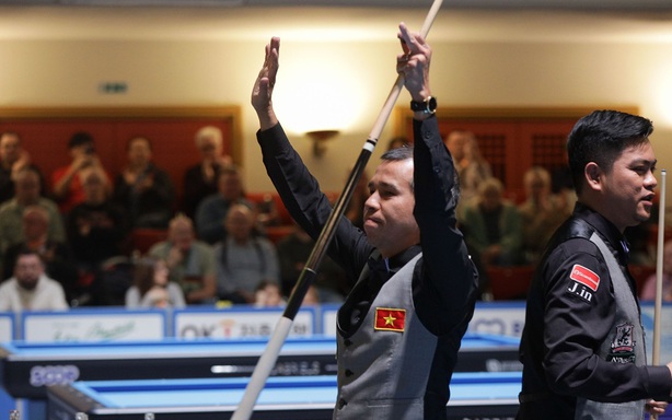 How much prize money did Tran Quyet Chien and Tran Thanh Tu receive for winning the world three-cushion carom championship?