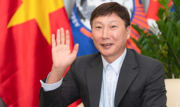 Vợ HLV Kim Sang-sik động viên cảm xúc sau trận thua Trung Quốc