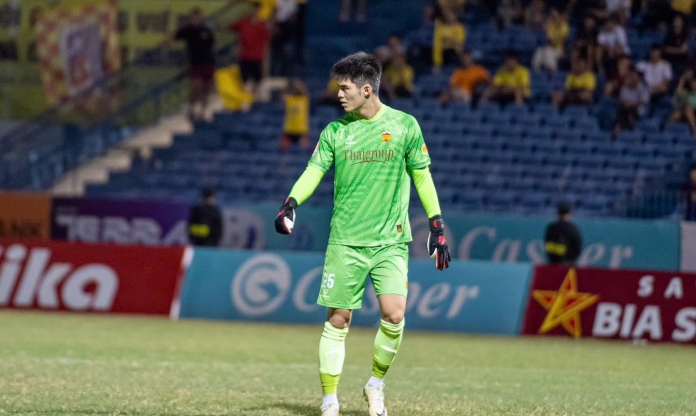 Thủ môn ĐT Việt Nam thất vọng tột độ sau trận thua đậm 0-3 cùng HAGL