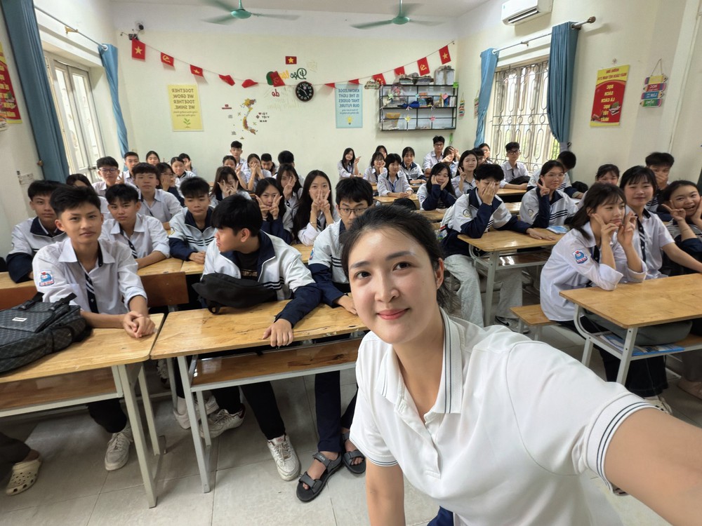 Tin nóng thể thao tối 26/4: Phụ công bóng chuyền Việt Nam gây sốt khi trở thành giáo viên - Ảnh 1.