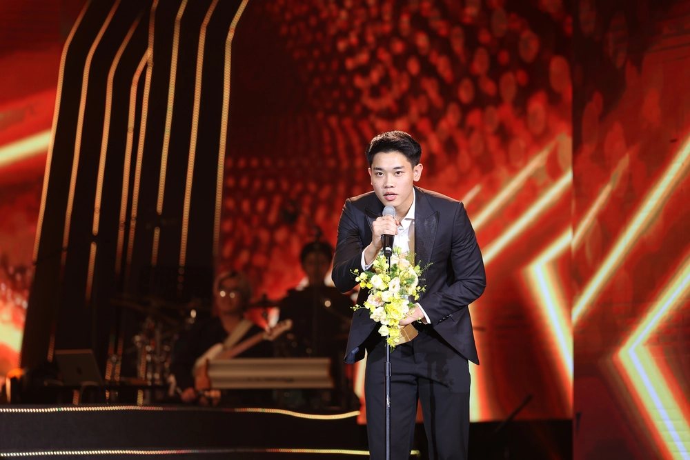 Đình Bắc xúc động nhận Gương mặt trẻ Thể thao của năm giải cống hiến - Ảnh 1.