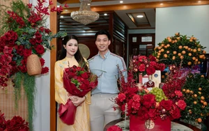 Van Thanh presents a special gift to his fiancée during the traditional engagement ceremony