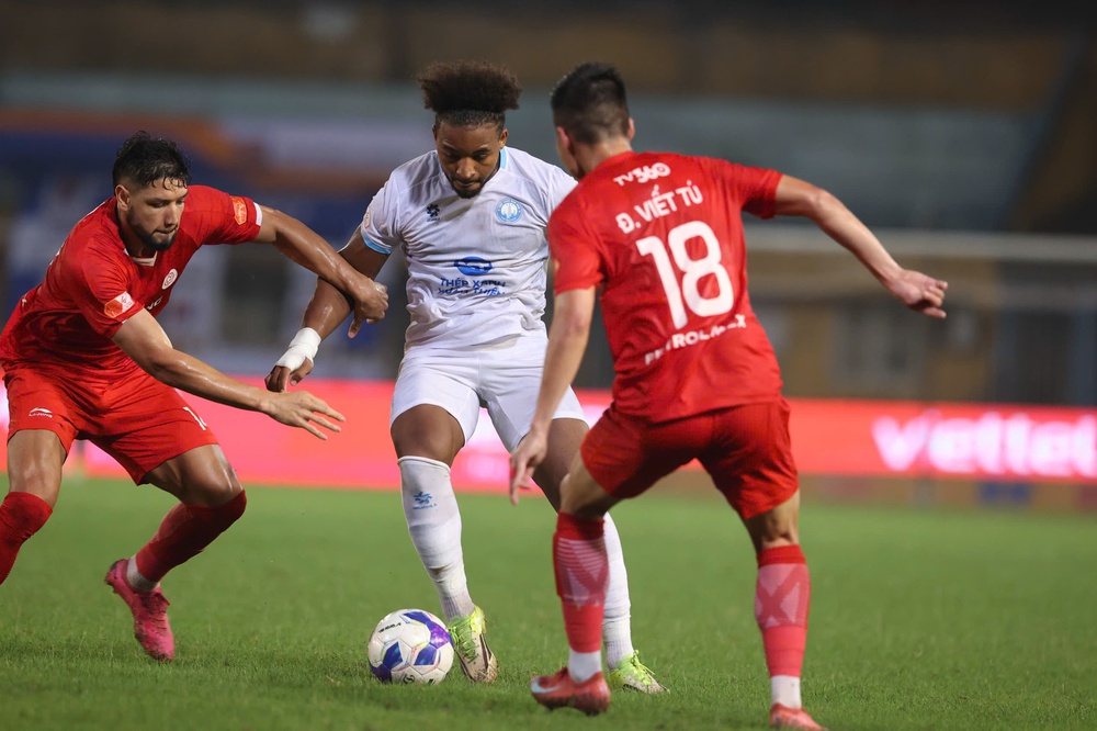 HLV Vũ Hồng Việt "hồi sinh" Xuân Son, gieo sầu Ninh Bình của Hoàng Đức - Ảnh 2. HLV Vũ Hồng Việt "hồi sinh" Xuân Son, gieo sầu Ninh Bình của Hoàng Đức - Ảnh 2.