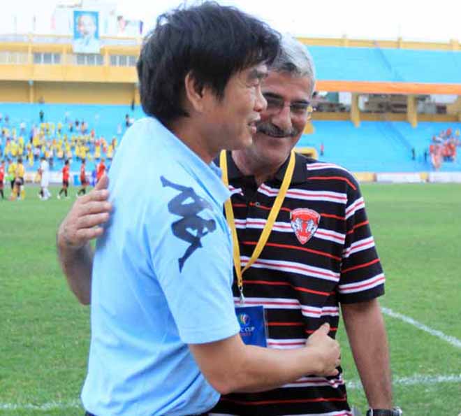 Phút mặc niệm xúc động dành cho HLV Phan Thanh Hùng trước trận Việt Nam vs Malaysia - Ảnh 3. Phút mặc niệm xúc động dành cho HLV Phan Thanh Hùng trước trận Việt Nam vs Malaysia - Ảnh 3.
