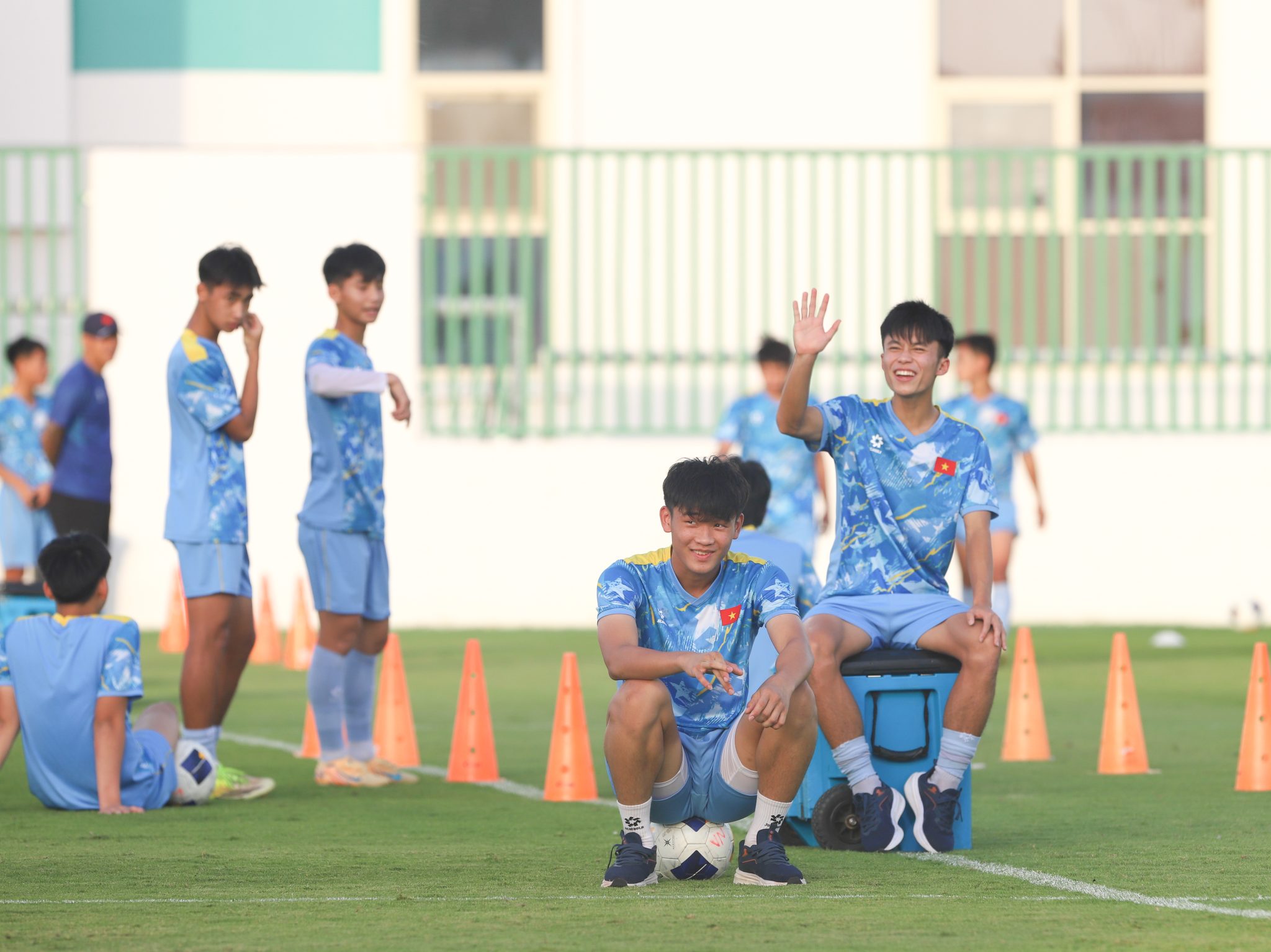Tin nóng bóng đá Việt hôm nay 15/5: U17 Việt Nam tập hồi phục; Trung vệ Việt kiều Pháp gia nhập CLB CAHN - Ảnh 1. Tin nóng bóng đá Việt hôm nay 15/5: U17 Việt Nam tập hồi phục; Trung vệ Việt kiều Pháp gia nhập CLB CAHN - Ảnh 1.