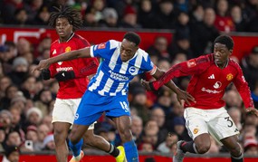 What does Chelsea gain by signing the "old man" Welbeck?