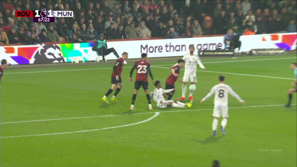 Tình huống gây tranh cãi nhất ở trận đấu của MU: Trọng tài 'quên' thổi 11m và bàn gỡ hòa chóng vánh - Ảnh 1. Tình huống gây tranh cãi nhất ở trận đấu của MU: Trọng tài 'quên' thổi 11m và bàn gỡ hòa chóng vánh - Ảnh 1.