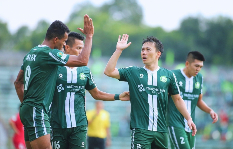 Minh Vương keeps scoring, Dong Nai firmly holds the top spot in the First Division
