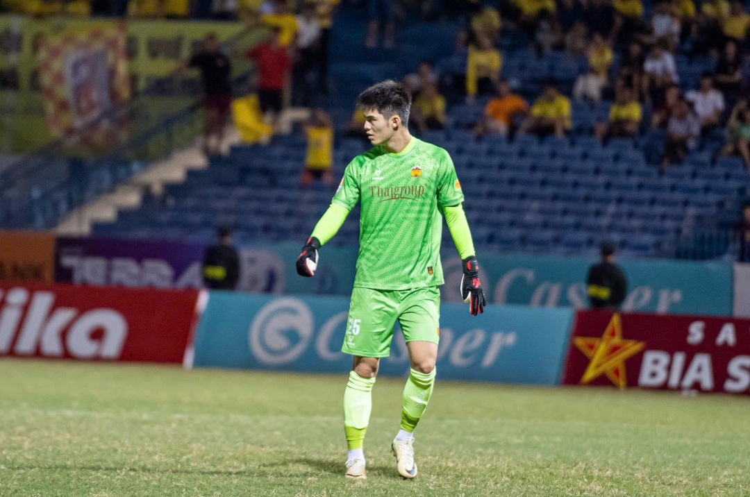 Vietnam national team goalkeeper deeply disappointed after heavy 0-3 defeat with HAGL