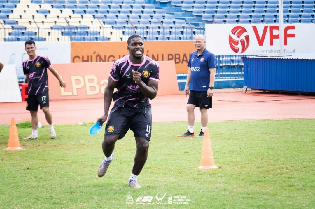 The star striker soon to be naturalized in Vietnam scores again