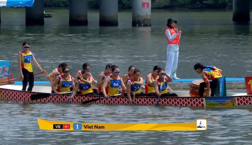 Tin nóng thể thao tối 26/4: Phụ công bóng chuyền Việt Nam gây sốt khi trở thành giáo viên - Ảnh 2.