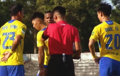 Seven Vietnamese football players surround referee, sparking intense controversy