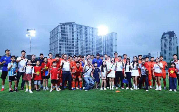 The Vietnamese team excitedly returned to the training ground, recovering before the match against Cambodia.