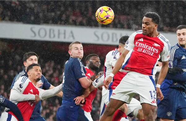 Arsenal - MU: The Red Devils obstruct the Gunners