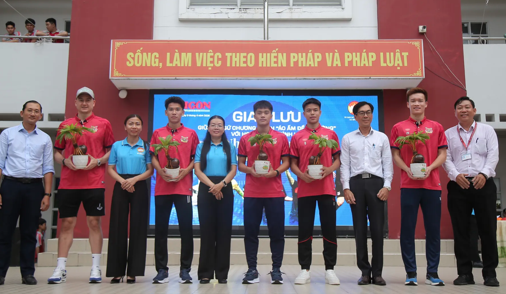 Hoàng Đức, Văn Lâm cùng dàn sao U23 Việt Nam khiến fan nhí vỡ oà - Ảnh 5. Hoàng Đức, Văn Lâm cùng dàn sao U23 Việt Nam khiến fan nhí vỡ oà - Ảnh 5.