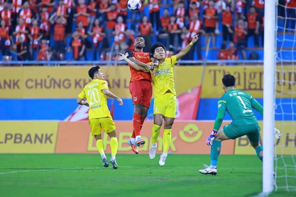 PVF CAND và Thanh Hóa thổi lửa cuộc chiến trụ hạng V-League - Ảnh 1.