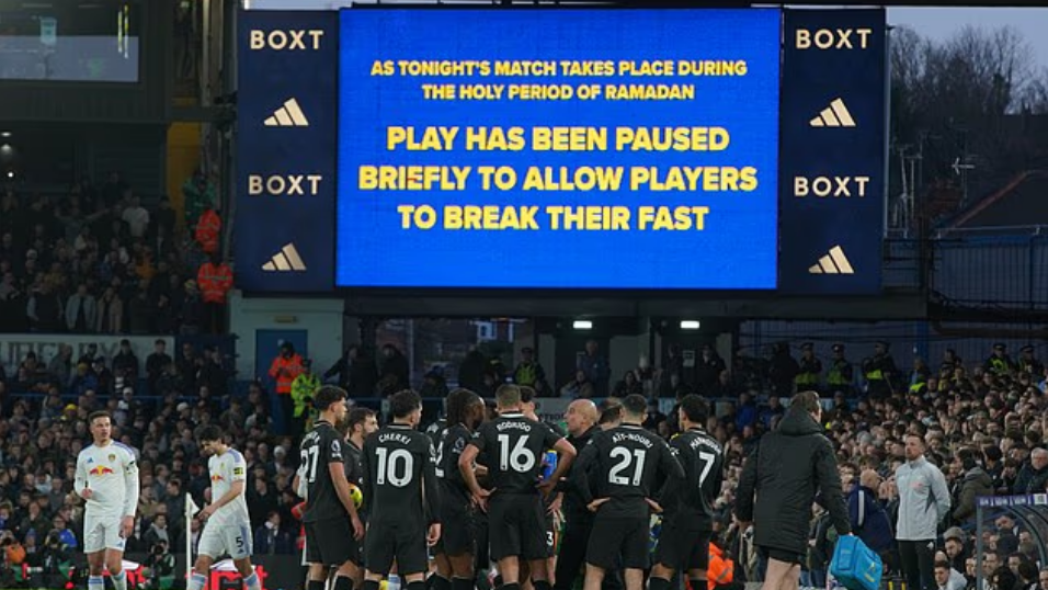 Các cổ động viên của Leeds United đã đồng loạt la ó khi ba cầu thủ của Manchester City tuân thủ nghi thức tháng lễ Ramadan của người Hồi giáo trong trận đấu giữa hai đội.