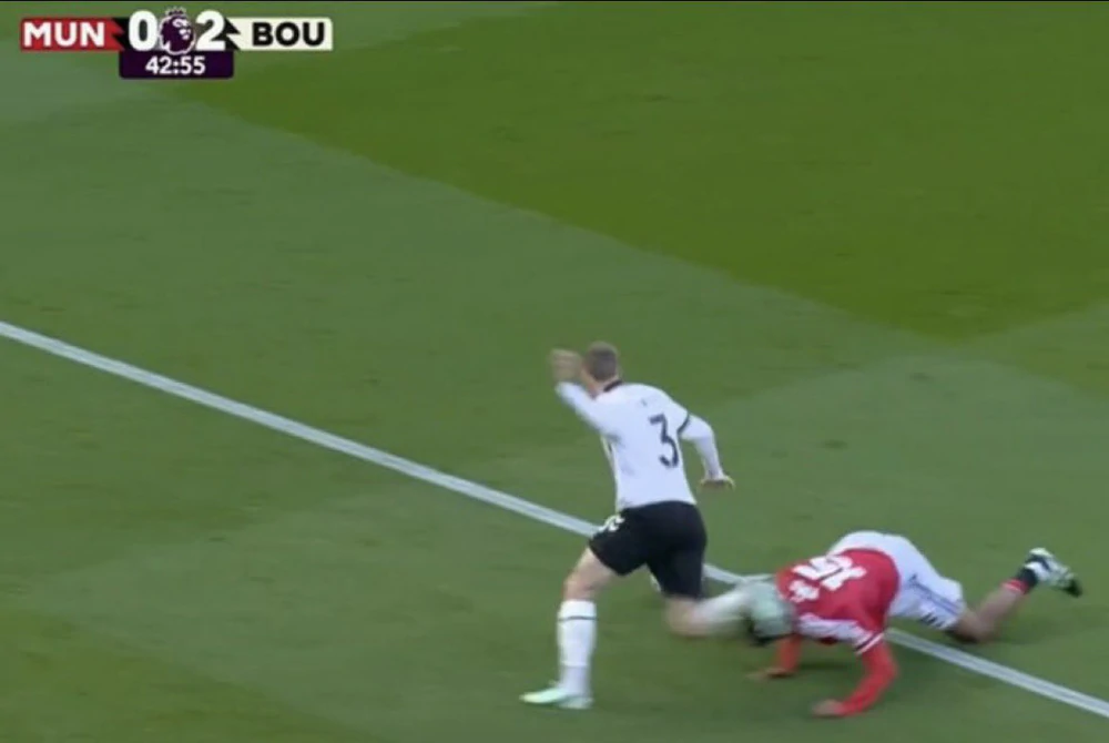 MU tiếp tục chìm trong khủng hoảng, Michael Carrick dốc lời gan ruột - Ảnh 2.