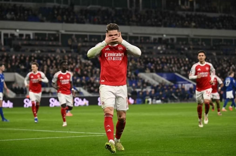 Defeating Everton, Arsenal proudly returns to the top of the Premier League